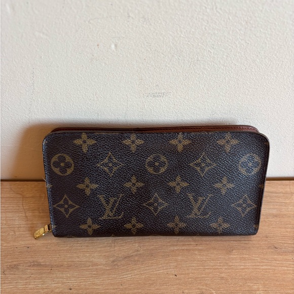 Authentic Louis Vuitton monogram zippy wallet - Picture 1 of 10